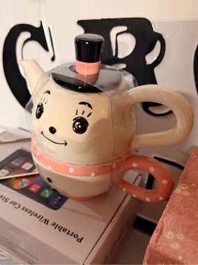 Johanna Parker Pink Retro Character Ceramic Teapot with Top Hat and cup bottom